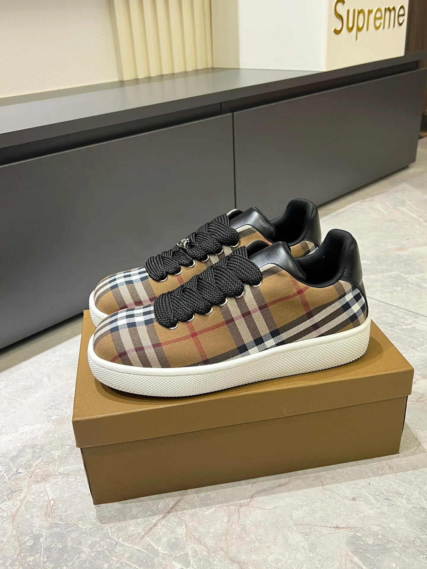 Men's shoes 💰p380 "Burberr*" new thick-soled men's casual sports shoes, cool sneakers and bread shoes, originally purchased and developed, the top version of Box series sports shoes, made of smooth calfskin fabric, embellished with embossed Equestrian Knight logo (EKD). Made of mesh lining, the laces are decorated with metal coils, the rubber soles are decorated with the Burberry letter logo, and the original molded 3.5CM two-color T men's shoes 💰pU outsole! Male 38-44 (45 customized)